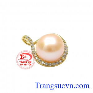 Thiết kế tinh tế, tỉ mỉ trong từng đường nét toát lên vẻ đẹp nữ tính, trong sáng. Mặt dây nữ ngọc trai trang nhã