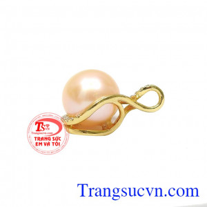 Ngọc trai còn là viên đá hộ mệnh cho người sinh tháng 6, viên ngọc này sẽ mang lại may mắn, niềm vui và hạnh phúc cho chủ nhân. Mặt dây nữ ngọc trai trang nhã