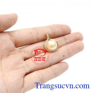 Mặt dây nữ ngọc trai trang nhã có giấy kiểm định đá quý uy tín.