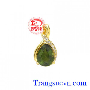 Mặt dây Sapphire thanh lịch được chế tác vô cùng tinh xảo từ đá Sapphire thiên nhiên và vàng 14k.