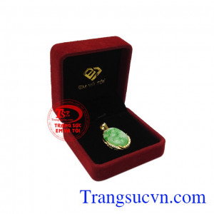 Mặt Đức Mẹ bọc vàng cẩm thạch tinh tế.