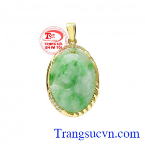 Mặt Đức Mẹ bọc vàng cẩm thạch kiểu dáng tinh tế, hợp thời trang.