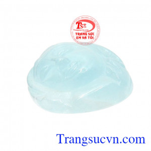 Sản phẩm chế tác từ đá aquamarine thiên nhiên, màu sắc trang nhã, phù hợp với nhiều độ tuổi. Mặt đức mẹ Maria đá aquamarine