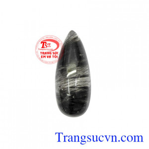 Mặt giọt nước thạch anh tóc được chế tác một cách tỉ mỉ, sáng bóng.