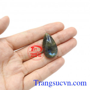 Mặt labradorite ấn tượng có thể bọc vàng hoặc bạc làm trang sức phong thủy.