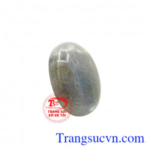 Mặt labradorite độc đáo tạo ấn tượng ngay từ cái nhìn đầu tiên với người đối diện. 