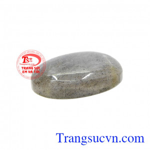 Loại đá này toả ra ánh sáng lung linh, huyền ảo như chiếc cầu vồng. Mặt labradorite độc đáo