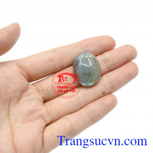 Trong tâm linh, người ta tin rằng, năng lượng từ đá này sẽ khai thông tâm trí, kích thích sự sáng tạo của con người. Mặt labradorite độc đáo