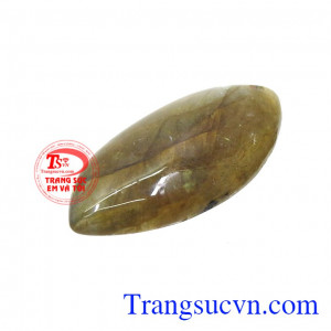 Khi có ánh sáng đủ mạnh chiếu vào, viên đá tỏa ra ánh sáng lung linh như cầu vồng. Mặt labradorite phong cách