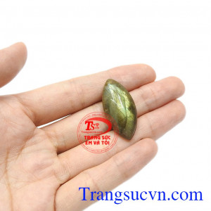 Các năng lượng được tích tụ qua hàng triệu năm giúp bảo vệ chủ nhân khỏi sự tà ác, đem lại sự thư thái và tinh thần tươi trẻ. Mặt labradorite phong cách