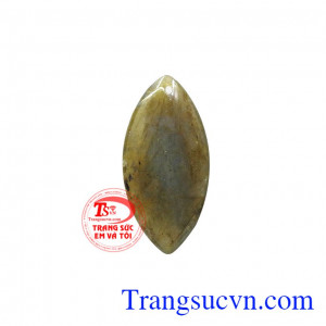 Mặt labradorite phong cách với màu sắc ấn tượng, thu hút sự chú ý.