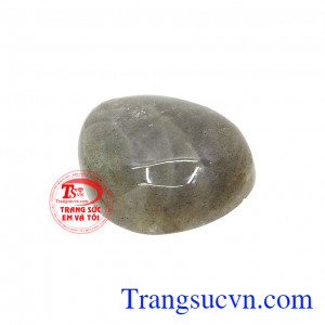 Mang trong mình năng lượng từ thiên nhiên giúp hộ mệnh, xua đuổi những điều tiêu cực, mang đến sự thư thái cho người dùng. Mặt labradorite thiên nhiên