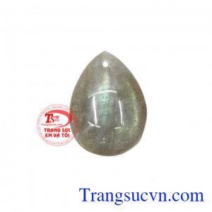 Hiệu ứng phát quang của viên đá khi có ánh sáng chiếu vào tạo nên các màu sắc lung linh, đẹp mắt. Mặt labradorite thiên nhiên