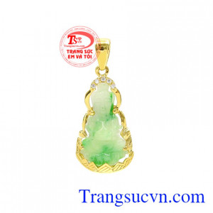 Mặt phật bà cẩm thạch bình an bọc vàng 14k với từng đường nét chế tác tỉ mỉ mang lại sự sang trọng và thời trang cho người đeo