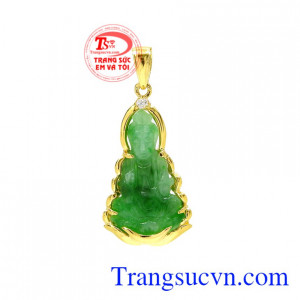 Mặt phật bà cẩm thạch phúc hậu bọc vàng 14k được chạm khắc tinh xảo, sắc nét bởi những người thợ kim hoàn lành nghề