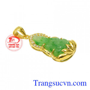 Mặt phật Quan Âm ngọc cẩm thạch bọc vàng đang là dòng sản phẩm rất được ưa chuộng hiện nay