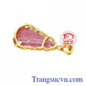 Với gương mặt hiền từ là biểu tượng của điềm lành, lòng từ bi bác ái, hướng thiện, hoá giải hung khí, mang lại bình an, may mắn cho người đeo