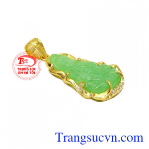 Người ta tin rằng đeo Phật Quan Âm bên mình sẽ được người phù hộ tránh khỏi tai ương, đem lại cuộc sống bình an, hạnh phúc cho bản thân