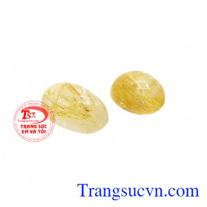 Mặt thạch anh tóc vàng đẹp được chế tác theo hình oval, kiểu dáng đơn giản, trẻ trung. 