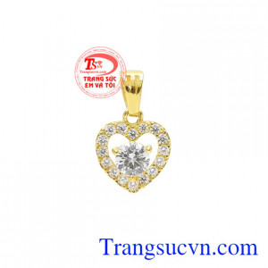 Mặt trái tim xinh xắn kiểu dáng trang nhã mang đến vẻ dễ thương mà vô cùng thanh lịch cho người đeo.