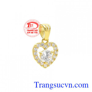 Sản phẩm khi kết hợp cùng dây chuyền vàng đeo hợp thời trang giúp phái đẹp tự tin diện những kiểu trang phục khác nhau.