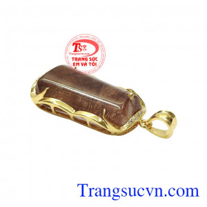 Chiếc mặt dây này phù hợp với mọi kiểu trang phục, dành cho những người mệnh Thổ và Kim.