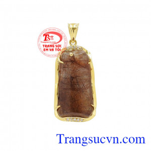 Mặt vàng thạch anh tóc chất lượng được chế tác tỉ mỉ tạo nét ấn tượng cho người đeo.