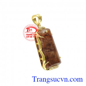 Sản phẩm kết hợp cùng dây chuyền vàng mang đến vẻ sang trọng, đầy thời trang cho phái mạnh.