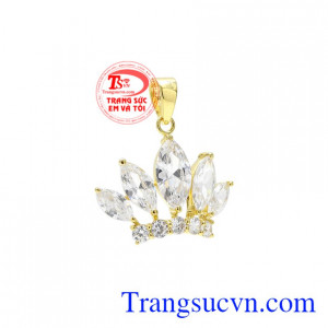 Mặt vương miện nữ hoàng thể hiện sự quyền uy,quý phái,độ duyên dáng của người phụ nữ