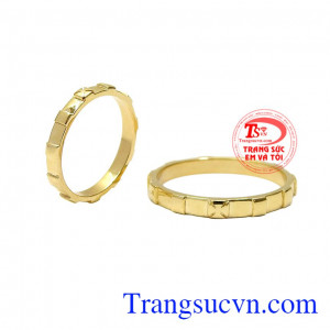 Không chỉ là vật chứng của tình yêu mà nhẫn cưới thay cho lời hứa, lời cam kết sẽ cùng nhau xây dựng tổ ấm, dù sướng vui hay khi hoạn nạn thì sẽ cùng nhau vượt qua.Nhẫn cưới hạnh phúc vàng tây