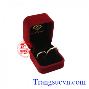 Sản phẩm được giao hàng trên toàn quốc, khắc chữ miễn phí. Nhẫn cưới hạnh phúc vàng tây