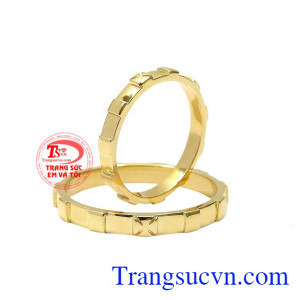 Nhẫn cưới là vật không thể thiếu trong ngày hôn lễ. Nhẫn cưới hạnh phúc vàng tây