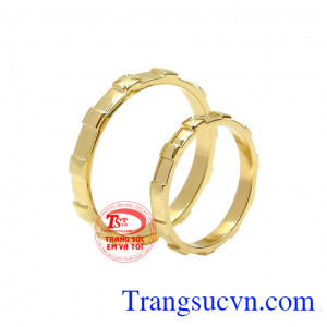 Từng chi tiết trên đôi nhẫn đều được các người thợ kim hoàn chế tác tỉ mỉ, cẩn thận. Nhẫn cưới hạnh phúc vàng tây
