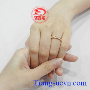 Nhẫn cưới hạnh phúc vàng tây nhận đặt chế tác theo yêu cầu.