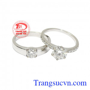 Nhẫn cưới vàng trắng mãi yêu là một thiết kế mới của Trang sức Em và Tôi.