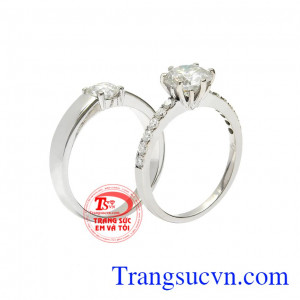 Kiểu dáng trẻ trung, trang nhã và hợp thời trang là xu hướng đang được rất nhiều các cặp đôi lựa chọn. Nhẫn cưới vàng trắng mãi yêu