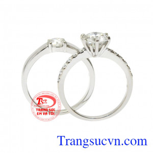 Chính vì thế mà các nhà thiết kế đã lựa chọn vàng trắng cùng đá moissanite để mang tới đôi nhẫn cưới hoàn mỹ cho người dùng. Nhẫn cưới vàng trắng mãi yêu