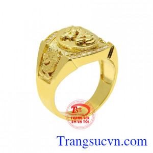Nhẫn nam rồng chất lượng được chạm khắc đầy tinh tế từ vàng 18k.