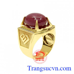 Nhẫn nam Ruby sao đẳng cấp được chế tác từ viên Ruby sao thiên nhiên đẹp mắt và đính kết cùng kim cương thiên nhiên chất lượng.