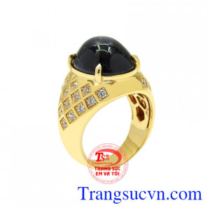 Nhẫn nam saphir đẳng cấp được chế tác kiểu dáng sang trọng và đầy tinh tế.