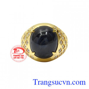 Điểm nhấn chính là viên saphir lam giúp cho chiếc nhẫn hoàn hảo hơn tăng thêm phần lịch lãm cho phái mạnh.