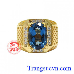 Với điểm nhấn là sắc xanh của viên topaz thiên nhiên giúp phái mạnh trông nổi bật và hợp thời trang hơn.