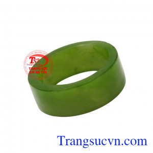 Sản phẩm vừa là trang sức đá quý, vừa mang ý nghĩa phong thủy. Nhẫn nephrite thiên nhiên
