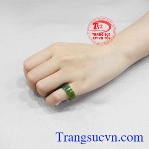 Nhẫn nephrite thiên nhiên có giấy kiểm định đá quý uy tín. 