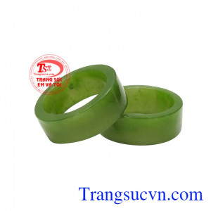 Với chiếc nhẫn này, bạn có thể bọc vàng hoặc bọc bạc giúp sản phẩm bền đẹp hơn. Nhẫn nephrite thiên nhiên