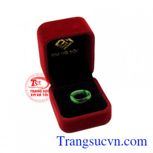 Nhẫn ngọc ngón út cẩm thạch có giấy kiểm định đi kèm.