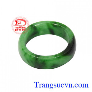 Người ta tin rằng việc đeo nhẫn ở ngón út giúp gia tăng may mắn và phúc khí, không những thế ngón út đại diện cho lòng tin và lời hứa.