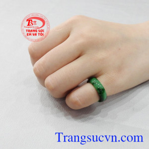 Đeo nhẫn ở ngón út luôn nhắc nhở ta về những lời hứa và sống có niềm tin hơn.