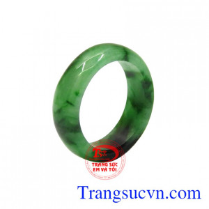 Nhẫn ngọc ngón út cẩm thạch được chế tác bóng bẩy cùng với những đường vân đẹp mắt.