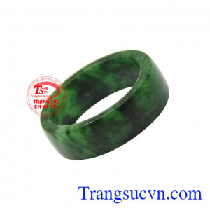 Đây là một trong những loại đá quý được rất nhiều khách hàng yêu thích và lựa chọn. Nhẫn ngón út cẩm thạch đẹp